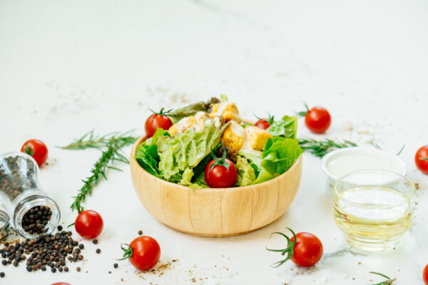 Salată Caesar cu roșii cherry, crutoane și pahar cu ulei