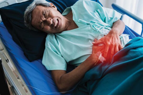 Bărbat în vârstă cu dureri în piept, spital