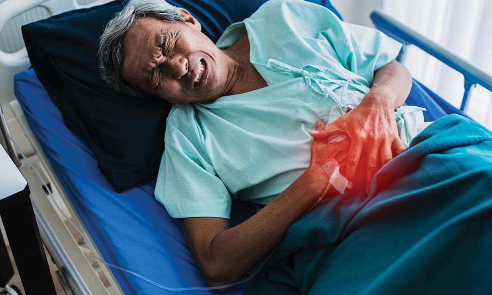 Bărbat în vârstă cu dureri în piept, spital