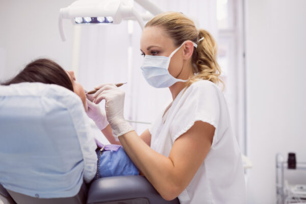 Se poate face detartraj dacă porți aparat dentar