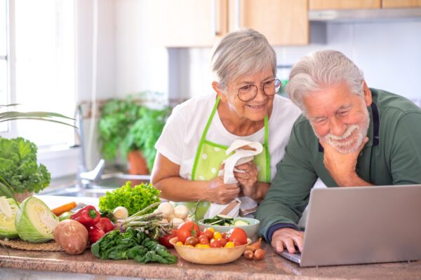 Dieta după 60 de ani: ce nutrienți devin mai importanți