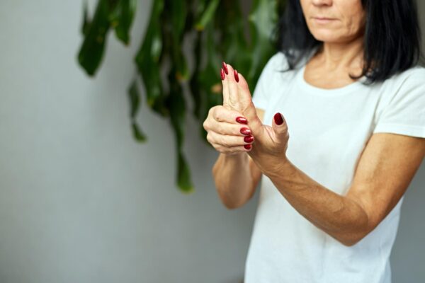 Unghiile fragile la menopauză: ce factori pot contribui