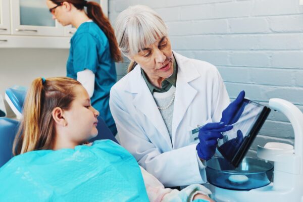 Implant dentar: cum se face și cât durează întregul tratament