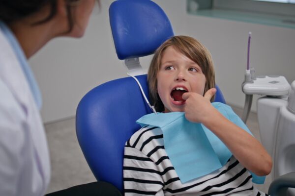 Controale dentare periodice la copii: de ce sunt importante pentru prevenirea cariilor