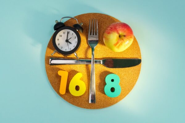 Dieta cu ultima masă la ora 18:00: contează ora sau totalul de calorii?