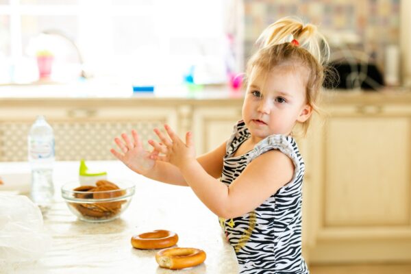 Alergia alimentară la copii: cum o identifici și alimente sigure de introdus