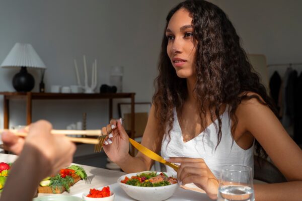 Dieta cu două mese pe zi: pentru cine poate funcționa și când devine dificilă