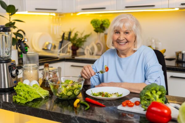 Dietă pentru slăbit după 50 de ani: cum adaptezi alimentația