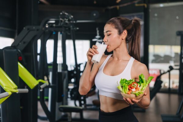 Dieta pentru femeile care merg la sală: ce mănânci înainte și după antrenament
