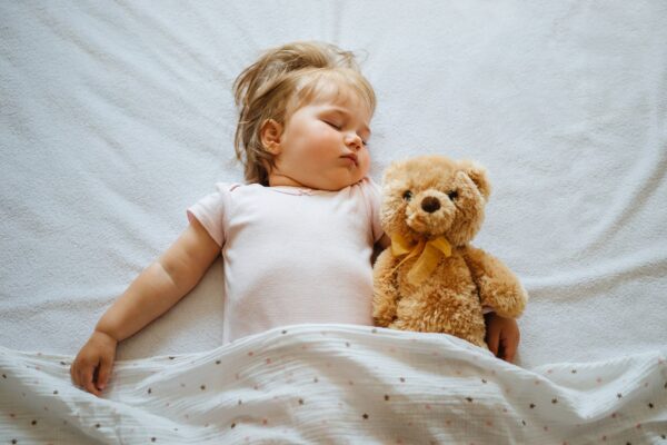 Insomniile copilului: 6 obiceiuri care îl ajută să doarmă mai bine