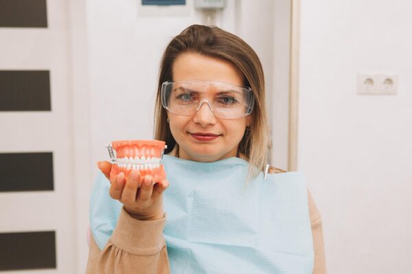 Implant dentar sau punte dentară: ce variantă este mai potrivită