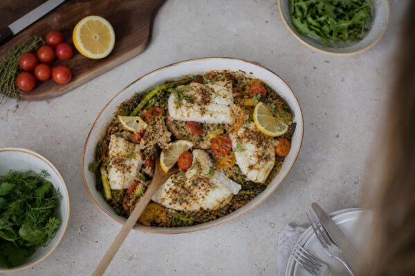 Meniu cu pește pentru diabetici: cod la cuptor cu quinoa și legume de vară