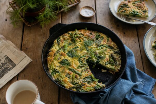 Frittata cu sparanghel și bok choy: rețeta de 15 minute pentru micul dejun