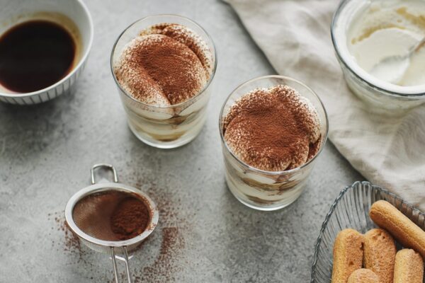 Tiramisu pentru diabetici: varianta la pahar cu iaurt grecesc și mascarpone