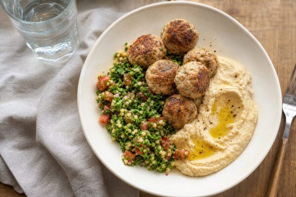 Chifteluțe de pui cu tabbouleh și hummus: o idee de meniu pentru diabetici