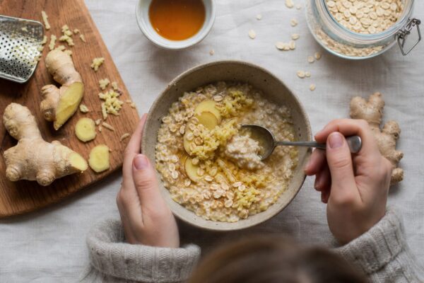 Terci de ovăz cu ghimbir și semințe de chia: o variantă aromată pentru micul dejun