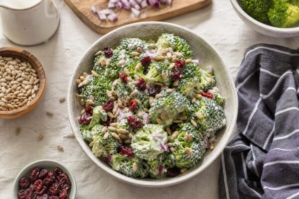 Salată de broccoli cu sos de muștar și iaurt: rețeta cu semințe de floarea-soarelui