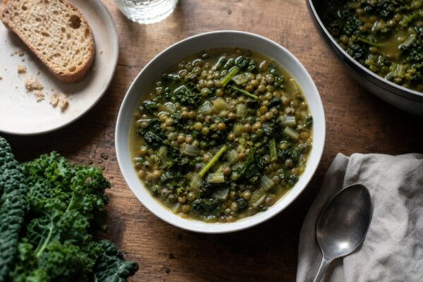 Supă de linte verde cu kale: o rețetă cu legume pe care o poți congela în porții
