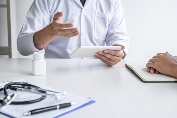 Mai multe simptome fără o cauză clară: cum începe evaluarea de medicină internă