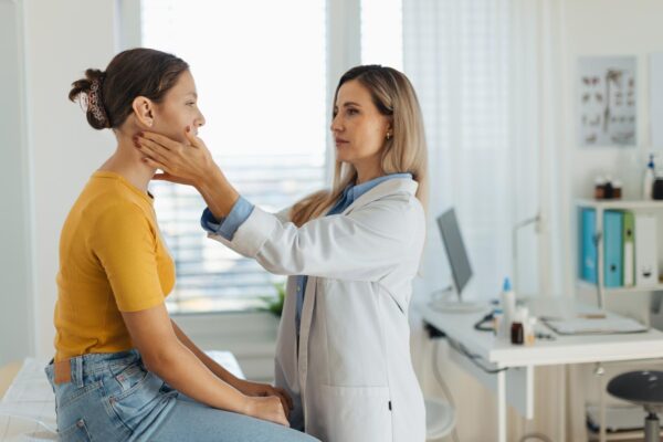Nodul la gât care persistă: de ce trebuie examinat de un specialist