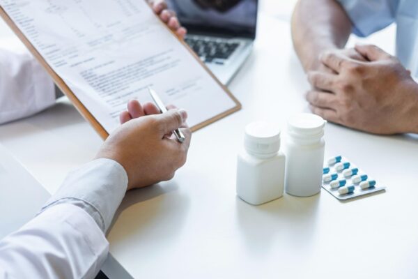 Iei medicamente prescrise de mai mulți specialiști: cum verifici lista completă