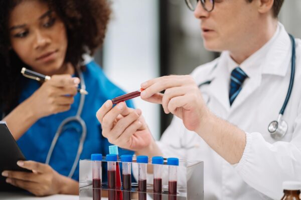 Hemoglobină mare: deshidratare, adaptare sau afecțiune hematologică?
