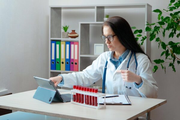 Vitamina B12 scăzută: ce modificări pot apărea în sânge și sistemul nervos