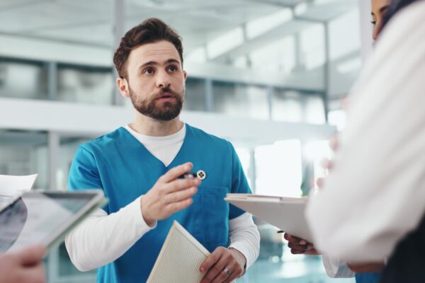 Operație programată sau intervenție de urgență: ce schimbă pregătirea