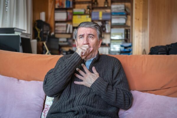 Tusea convulsivă la adult: de ce poate fi confundată cu o tuse prelungită